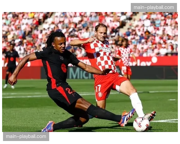 吉鲁点射破门瞬间：39岁老将冷静推射，成为法甲历史第七年长进球球员