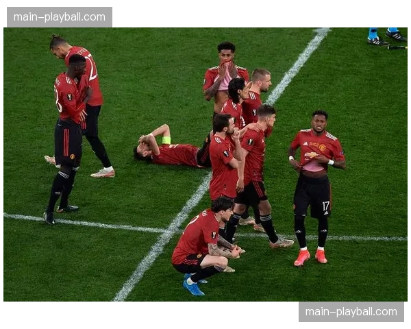 官方：比利亚雷亚尔后卫保-托雷斯因膝伤赛季报销。